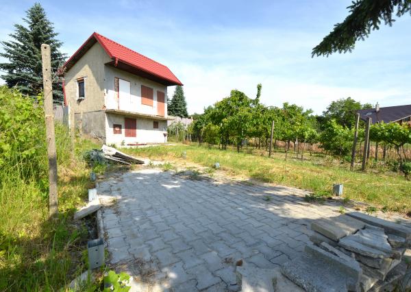 Rekreačný domček s pekným pozemkom v Harmónii. NOVÁ CENA