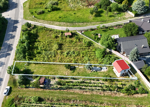 Rekreačný domček s pekným pozemkom v Harmónii. NOVÁ CENA