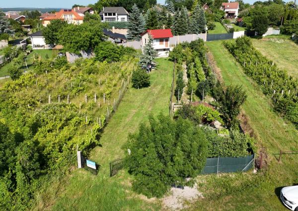 Rekreačný domček s pekným pozemkom v Harmónii. NOVÁ CENA