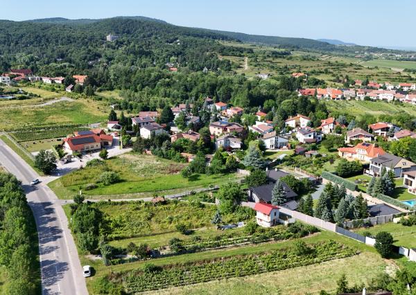 Rekreačný domček s pekným pozemkom v Harmónii. NOVÁ CENA