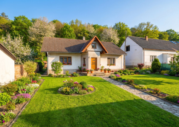 Pekný rodinný dom pod lesom s veľkým potenciálom. Nová strecha