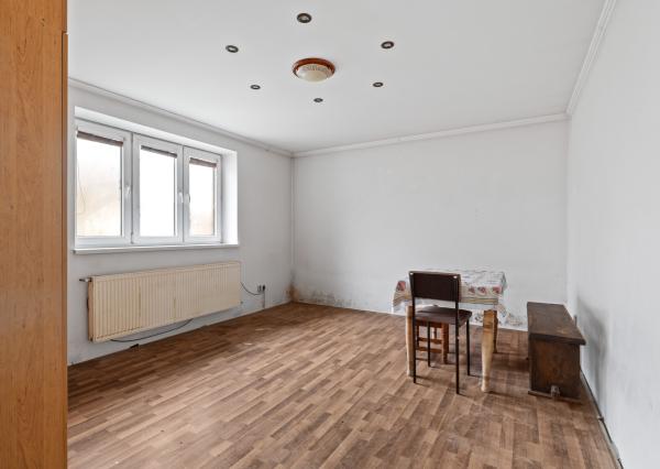 Pekný rodinný dom pod lesom s veľkým potenciálom. Nová strecha