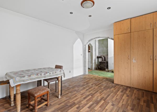 Pekný rodinný dom pod lesom s veľkým potenciálom. Nová strecha