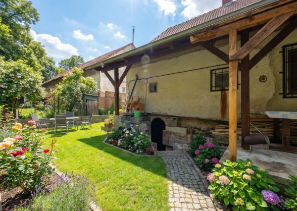 Pekný rodinný dom pod lesom s veľkým potenciálom. Nová strecha