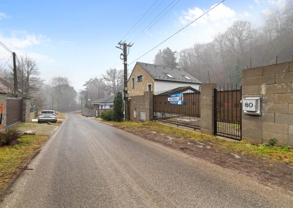 Pekný rodinný dom pod lesom s veľkým potenciálom. Nová strecha