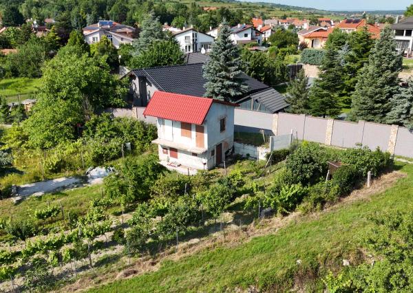 Rekreačný domček s pekným pozemkom v Harmónii. NOVÁ CENA