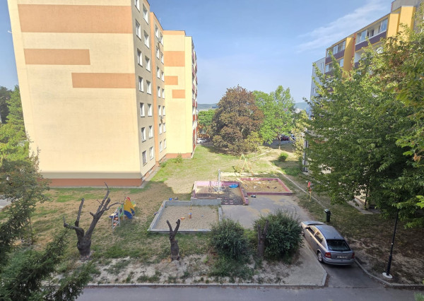 Pekný, veľký 1-izbový byt s klimatizáciou a priestranným balkónom