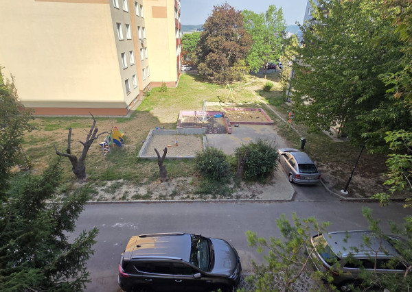 Pekný, veľký 1-izbový byt s klimatizáciou a priestranným balkónom