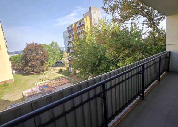 Pekný, veľký 1-izbový byt s klimatizáciou a priestranným balkónom