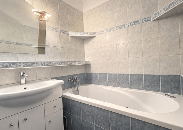 Pekný, veľký 1-izbový byt s klimatizáciou a priestranným balkónom