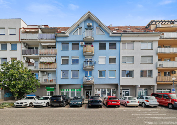 Veľký a kompletne zariadený 2-izbový byt s nízkymi nákladmi