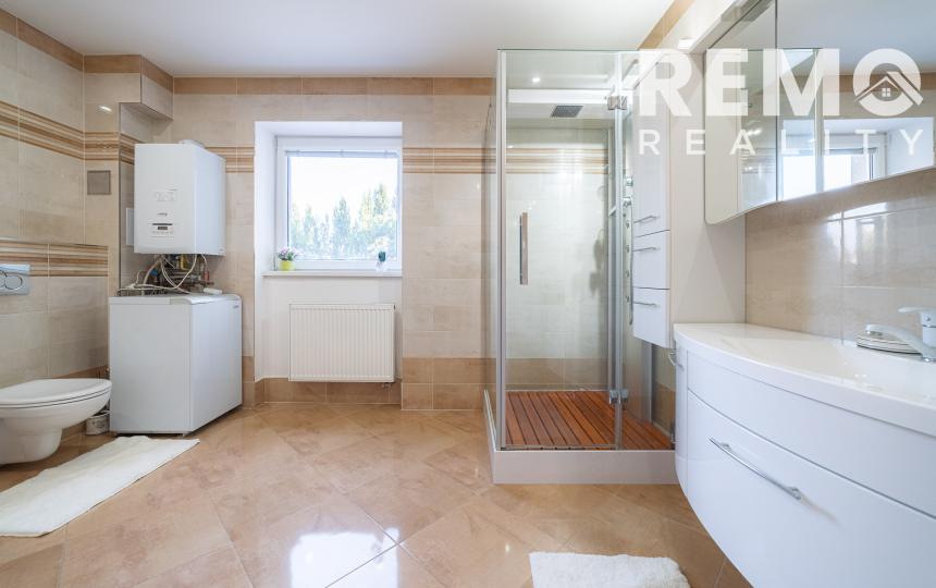 Veľký rodinný dom s pivnicou a altánkom. Super cena.