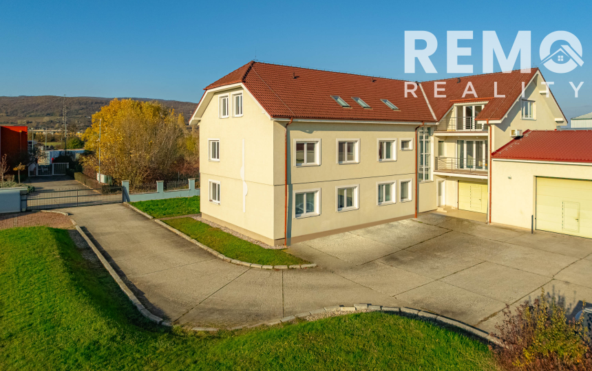 Celá budova kúsok od KJG. Veľké parkovisko. Možnosť bývania.