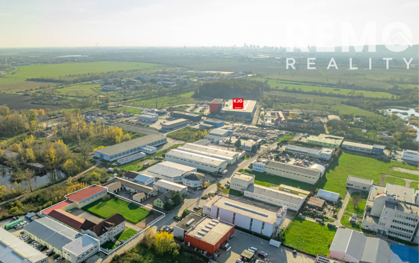 Celá budova kúsok od KJG. Veľké parkovisko. Možnosť bývania.