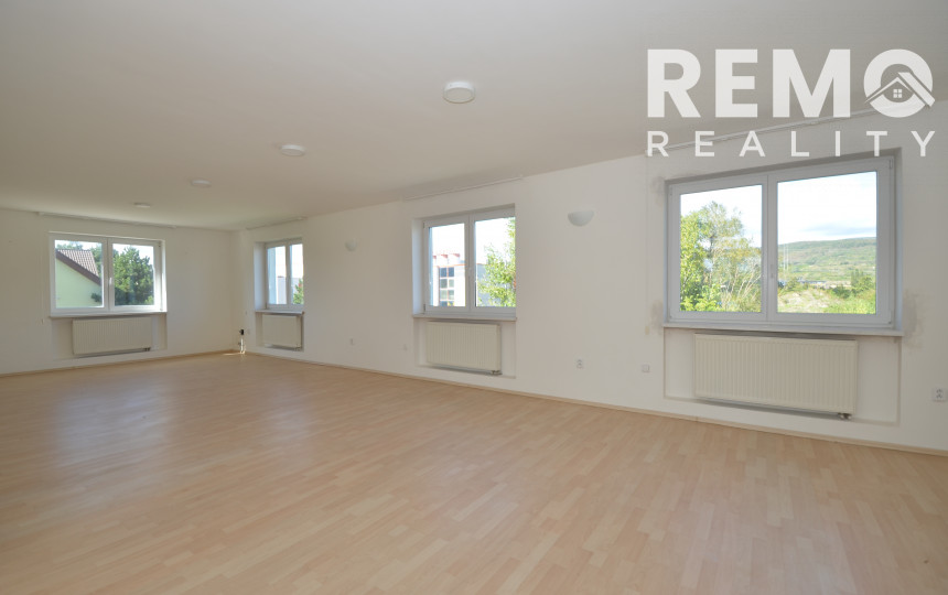 Celá budova kúsok od KJG. Veľké parkovisko. Možnosť bývania.