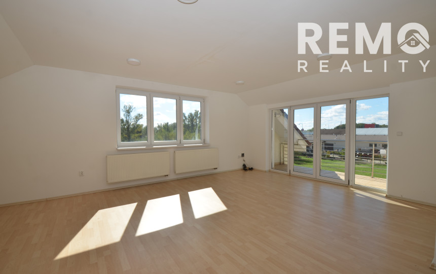 Celá budova kúsok od KJG. Veľké parkovisko. Možnosť bývania.