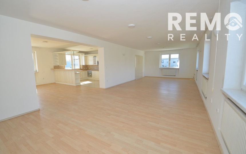 Celá budova kúsok od KJG. Veľké parkovisko. Možnosť bývania.