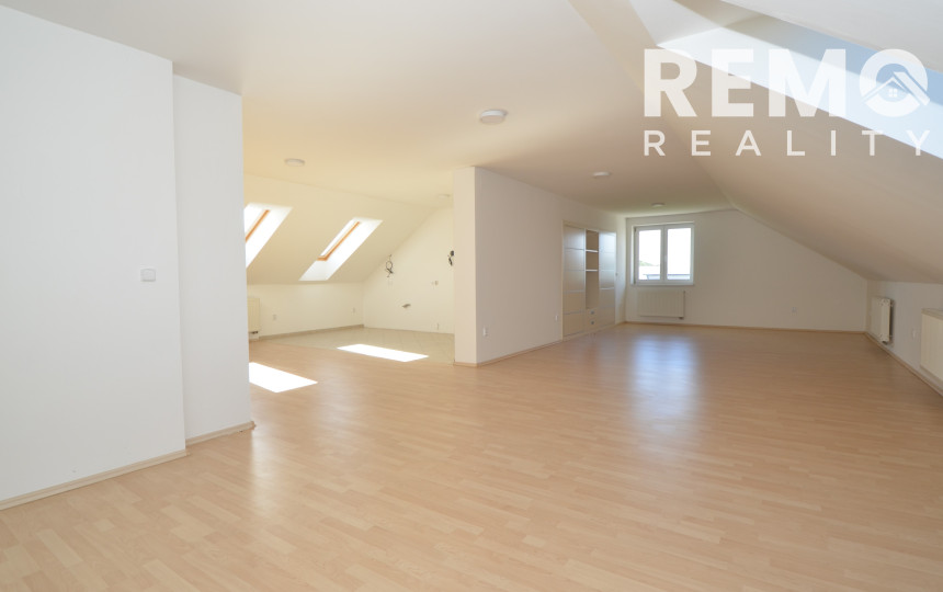 Celá budova kúsok od KJG. Veľké parkovisko. Možnosť bývania.