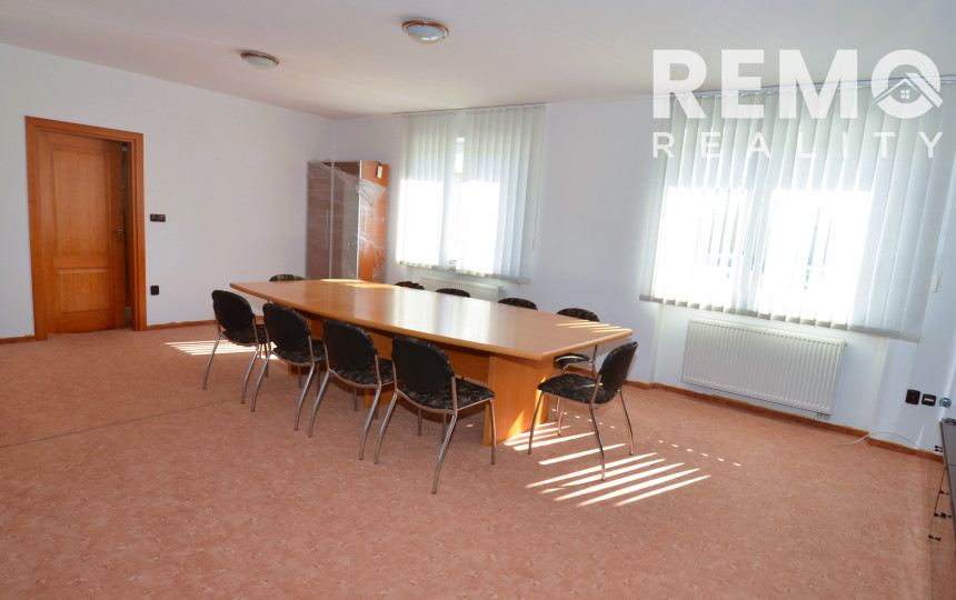 Celá budova kúsok od KJG. Veľké parkovisko. Možnosť bývania.