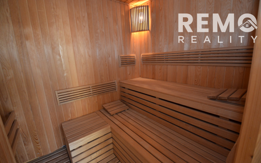 Celá budova kúsok od KJG. Veľké parkovisko. Možnosť bývania.