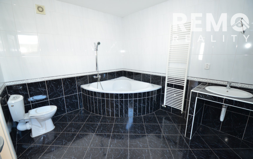 Celá budova kúsok od KJG. Veľké parkovisko. Možnosť bývania.