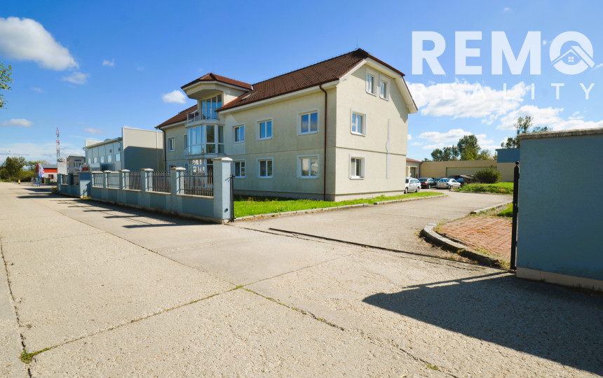 Celá budova kúsok od KJG. Veľké parkovisko. Možnosť bývania.