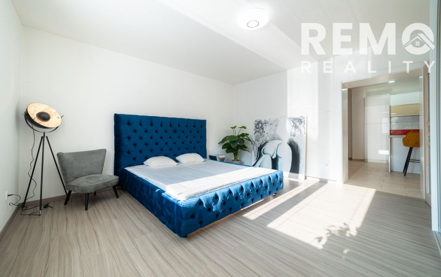 Veľký rodinný dom vhodný na podnikanie s pivnicou a altánkom. Oplatí sa vidieť.