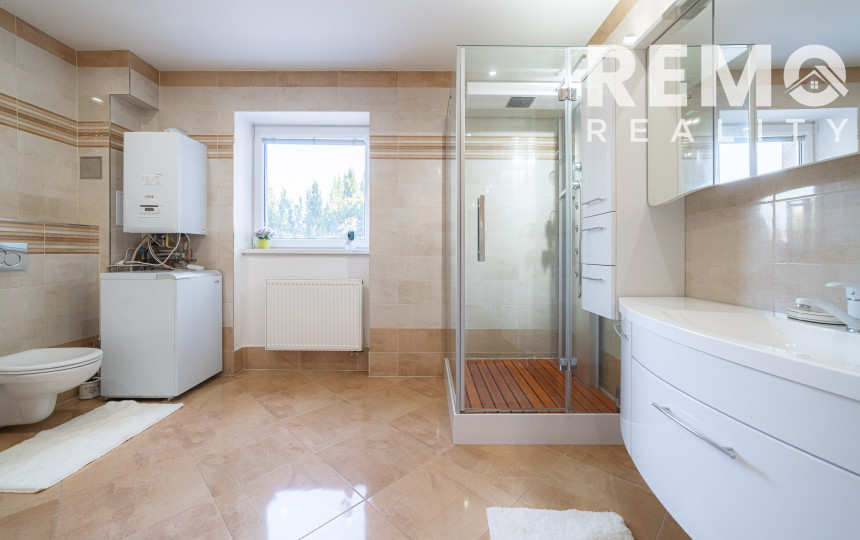 Veľký rodinný dom vhodný na podnikanie s pivnicou a altánkom. Oplatí sa vidieť.