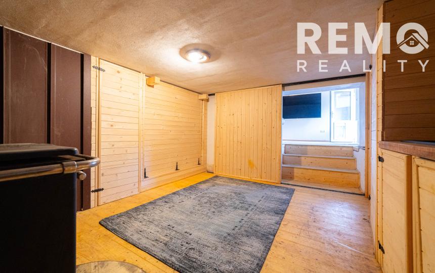 Veľký rodinný dom vhodný na podnikanie s pivnicou a altánkom. Oplatí sa vidieť.