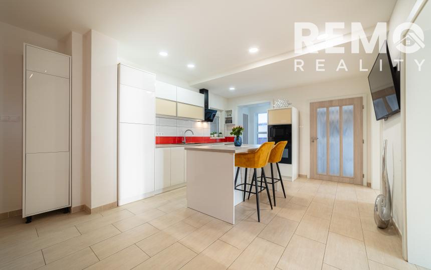 Veľký rodinný dom s pivnicou a altánkom. Oplatí sa vidieť.