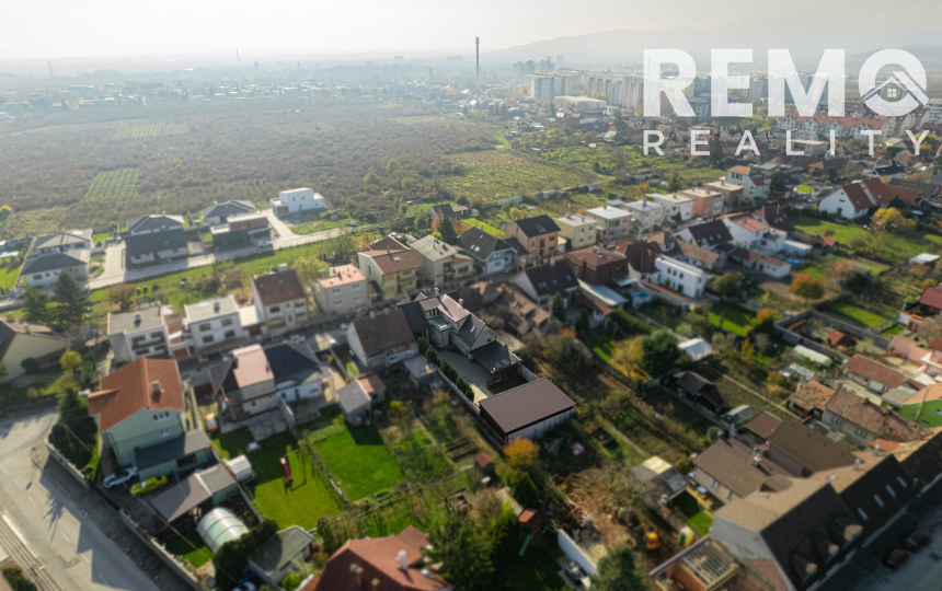 Veľký rodinný dom s pivnicou a altánkom. Oplatí sa vidieť.
