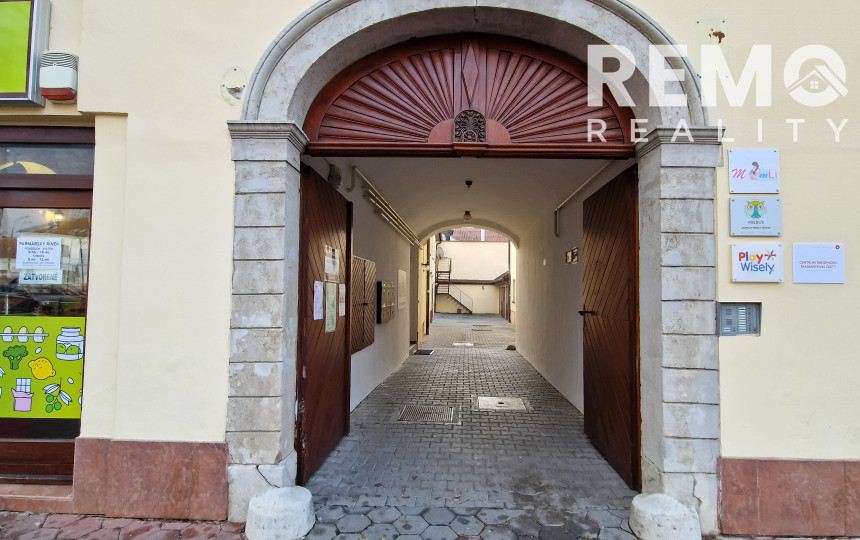 Komerčné priestory v centre s dvorom 120m2 a garážou. TOP PONUKA