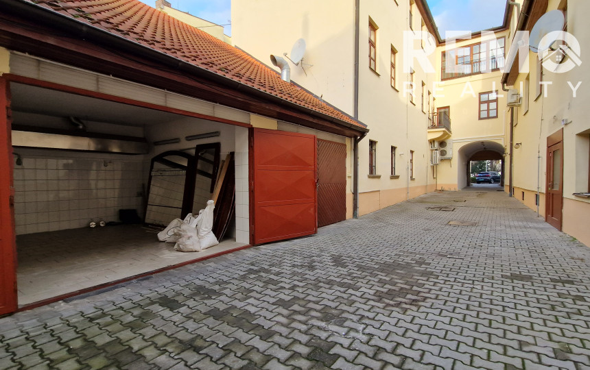 Obchodné priestory v centre s dvorom 120m2 a garážou. TOP PONUKA