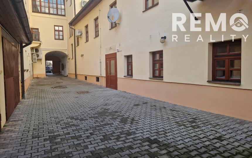 Obchodné priestory v centre s dvorom 120m2 a garážou. TOP PONUKA