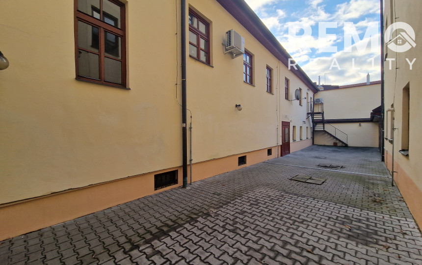 Obchodné priestory v centre s dvorom 120m2 a garážou. TOP PONUKA