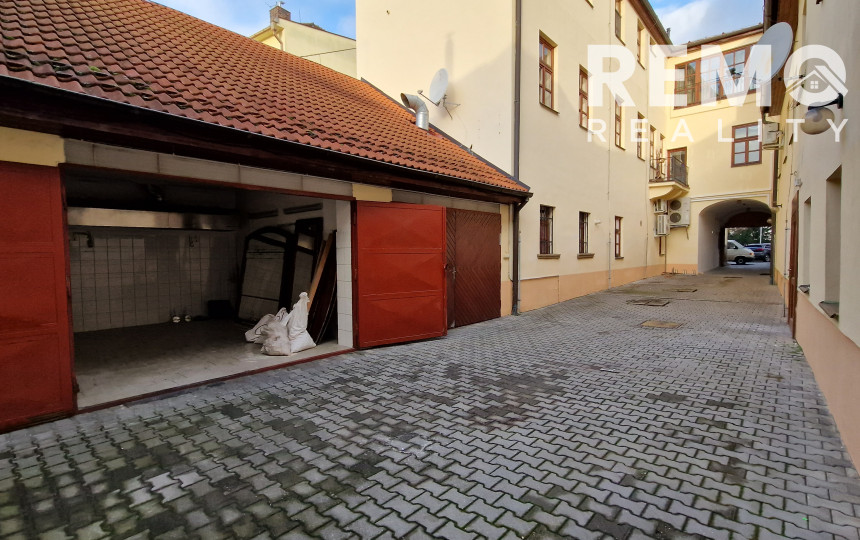 Obchodné priestory v centre s dvorom 120m2 a garážou. TOP PONUKA