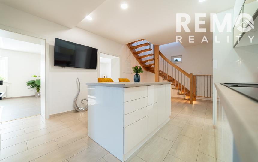 6-izb. Veľký rodinný dom s pivnicou a altánkom. Oplatí sa vidieť.