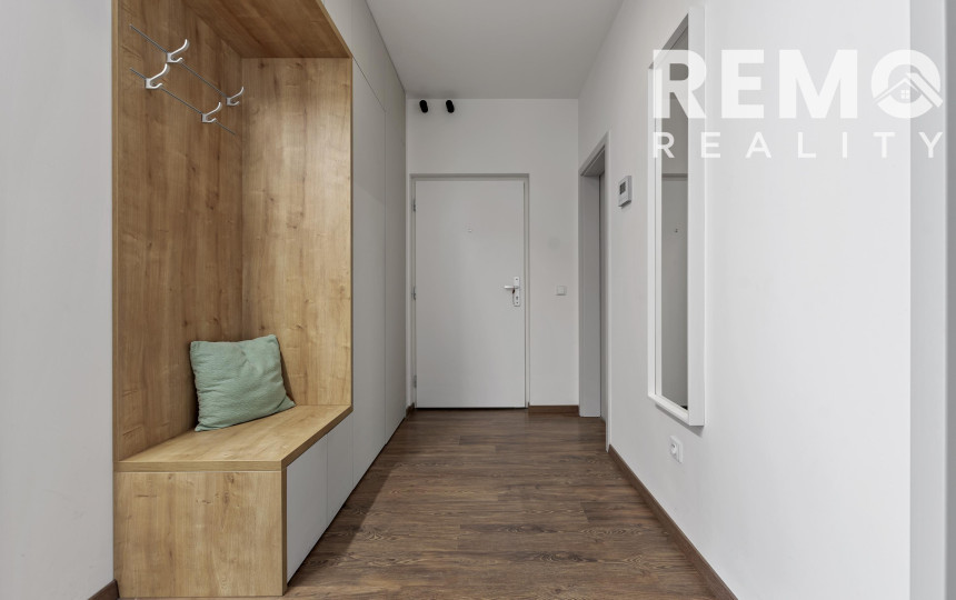 Štýlový 2-izb. byt v Tehelnom poli – 2 balkóny, parkovanie, pivnica v CENE