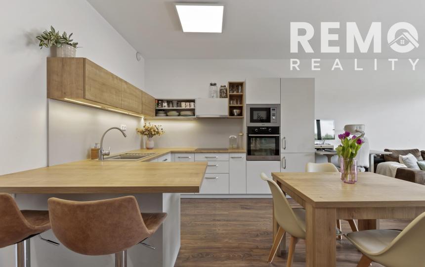 Štýlový 2-izb. byt v Tehelnom poli – 2 balkóny, parkovanie, pivnica v CENE