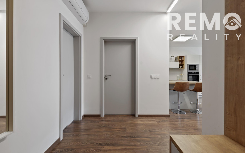 Štýlový 2-izb. byt v Tehelnom poli – 2 balkóny, parkovanie, pivnica v CENE