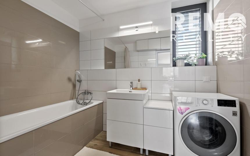 Štýlový 2-izb. byt v Tehelnom poli – 2 balkóny, parkovanie, pivnica v CENE