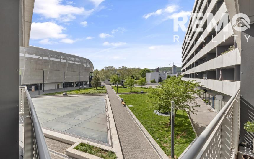 Štýlový 2-izb. byt v Tehelnom poli – 2 balkóny, parkovanie, pivnica v CENE