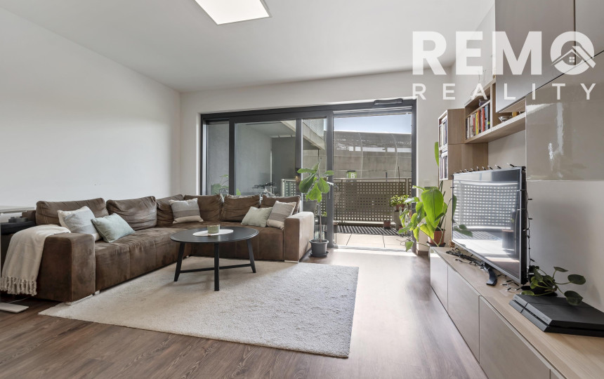 Štýlový 2-izb. byt v Tehelnom poli – 2 balkóny, parkovanie, pivnica v CENE