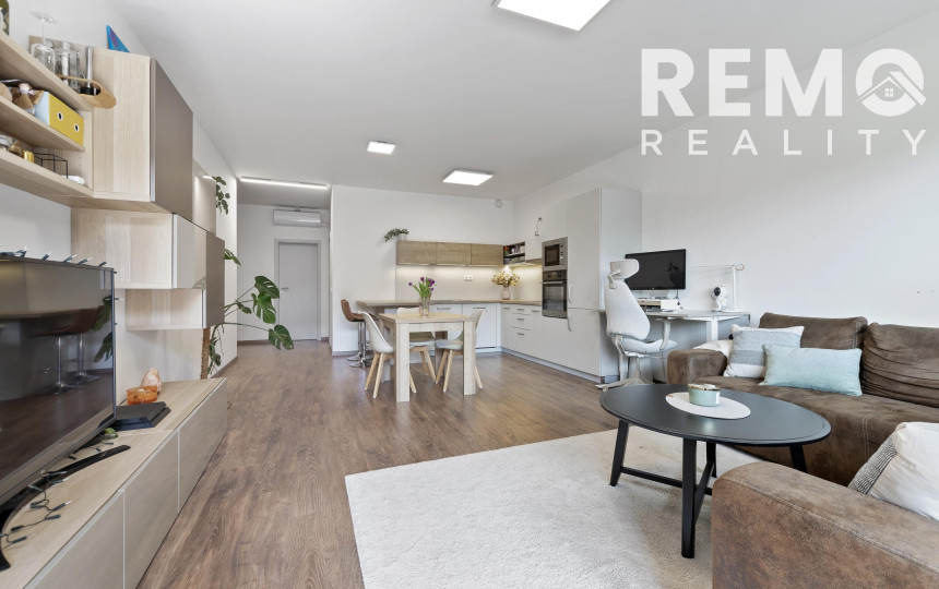 Štýlový 2-izb. byt v Tehelnom poli – 2 balkóny, parkovanie, pivnica v CENE