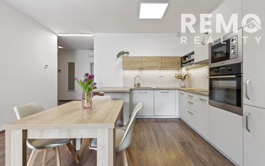 Štýlový 2-izb. byt v Tehelnom poli – 2 balkóny, parkovanie, pivnica v CENE