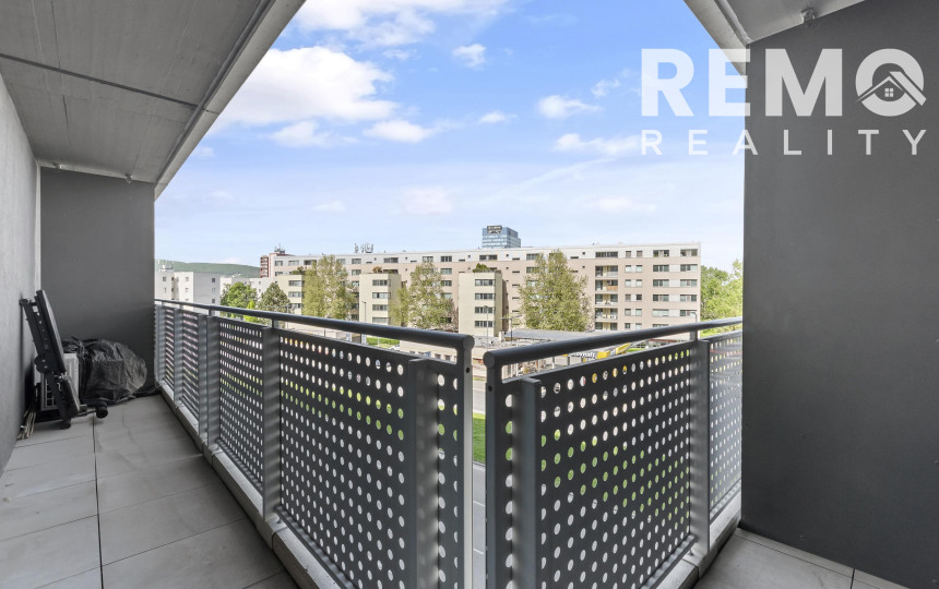 Štýlový 2-izb. byt v Tehelnom poli – 2 balkóny, parkovanie, pivnica v CENE