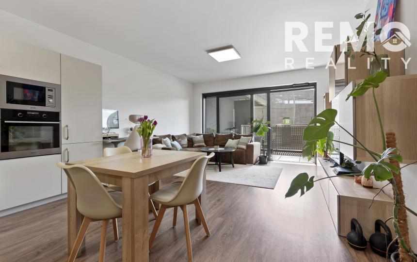 Štýlový 2-izb. byt v Tehelnom poli – 2 balkóny, parkovanie, pivnica v CENE