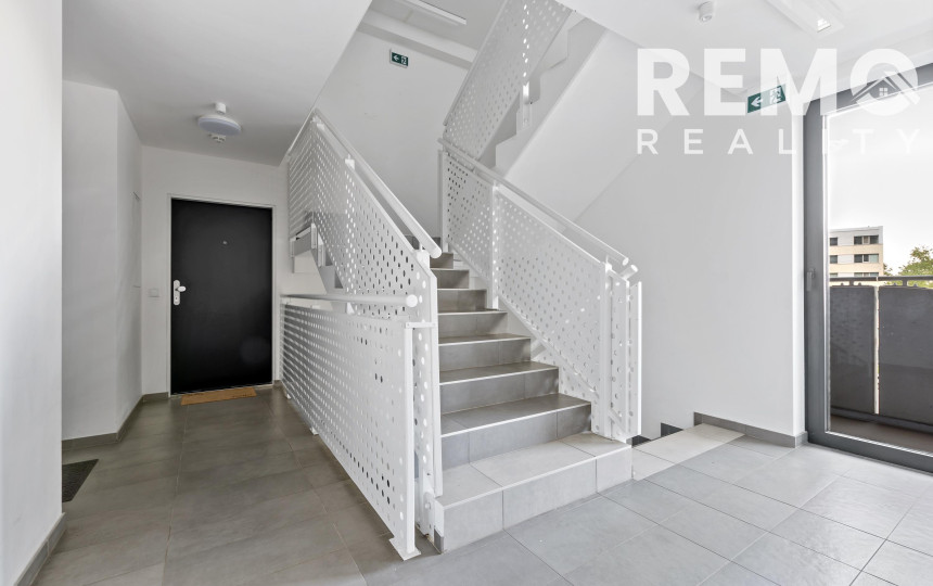 Štýlový 2-izb. byt v Tehelnom poli – 2 balkóny, parkovanie, pivnica v CENE