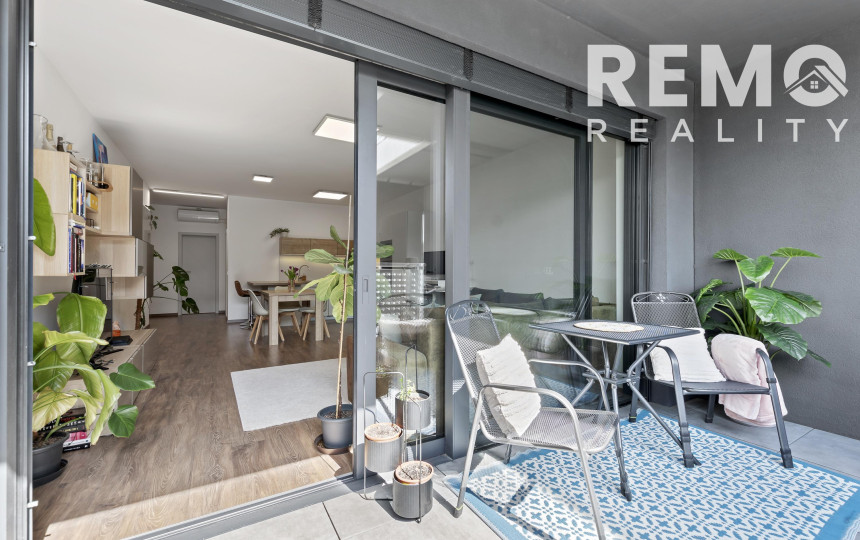 Štýlový 2-izb. byt v Tehelnom poli – 2 balkóny, parkovanie, pivnica v CENE