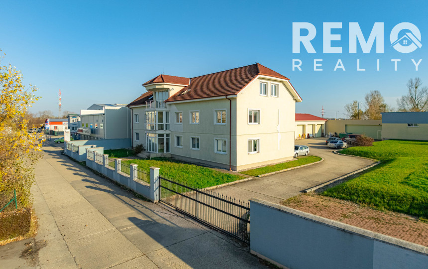 Vhodné ako sídlo firmy. Veľké parkovisko. Možnosť bývania.